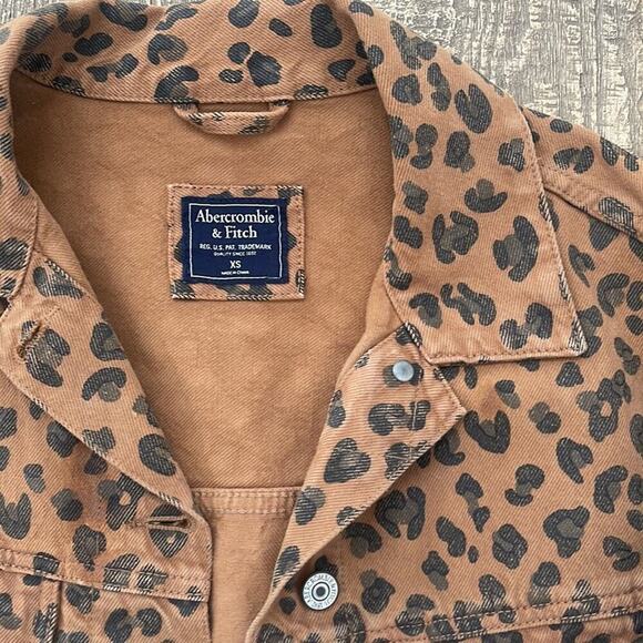 Abercrombie Leopard Cropped Denim Jacket XS - Picture 3 of 4